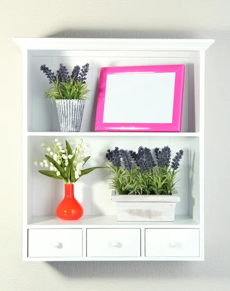 Hermosos estantes blancos con diferentes objetos relacionados con el hogar —  Fotos de Stock