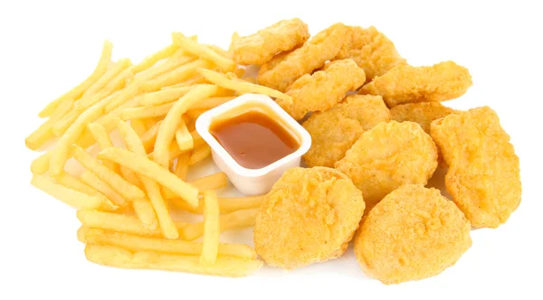 Nuggets z kurczaka smażone z frytkami i sosem na białym tle — Zdjęcie stockowe