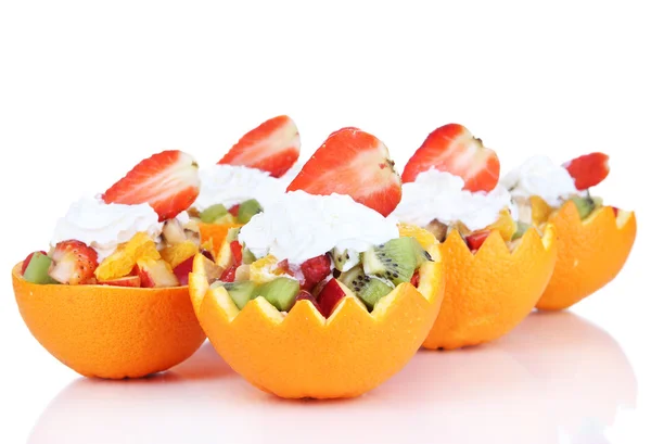 Ensalada de frutas en naranja ahuecada aislada sobre blanco — Foto de Stock