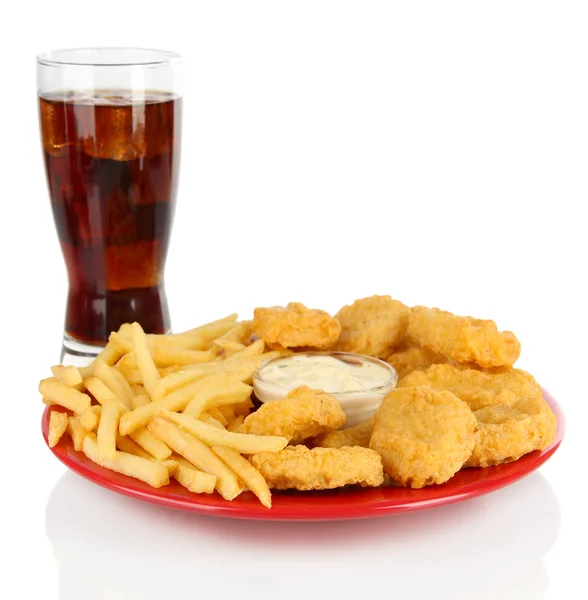 Nuggets z kurczaka smażone z frytkami, cola i sosem na białym tle — Zdjęcie stockowe