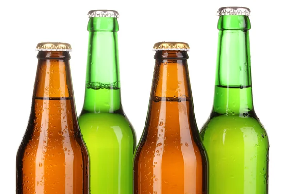 Bottiglie di birra in vetro colorato isolate su bianco — Foto Stock