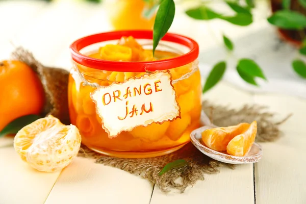 Narancs lekvár, lelkesedés és a mandarin, a fehér fa asztal — Stock Fotó