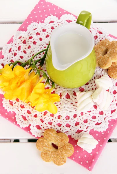 Süt ve kurabiye ahşap piknik masa yakın çekim üzerinde güzel kompozisyon — Stok fotoğraf