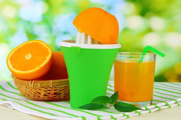 감귤 류의 압박, 흰색 나무 테이블에 익은 오렌지 주스의 유리 — 스톡 사진