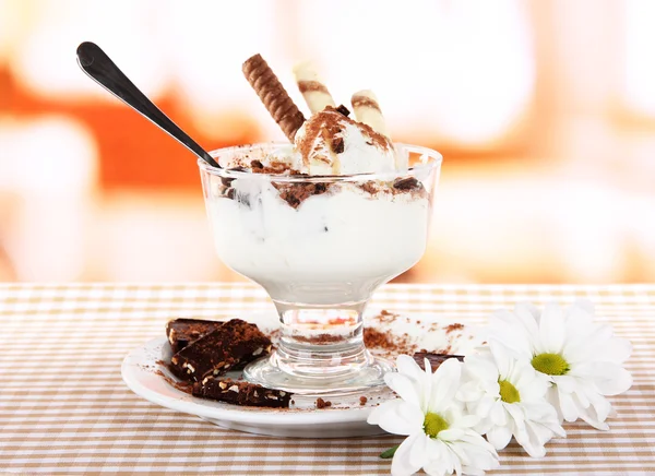 Eis mit Waffelstangen auf Serviette auf Fensterhintergrund — Stockfoto