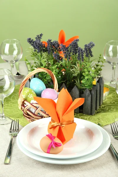 Pääsiäisen pöydän asettaminen väritaustalle — kuvapankkivalokuva