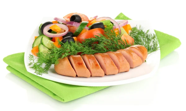 Grillwurst mit frischem Salat isoliert auf weiß — Stockfoto