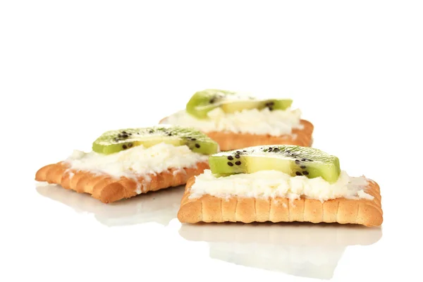 Galletas con queso de leche y kiwi, aisladas sobre blanco — Foto de Stock