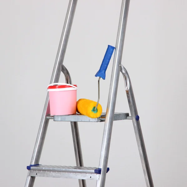 Escalera de metal y pintura en la habitación — Foto de Stock