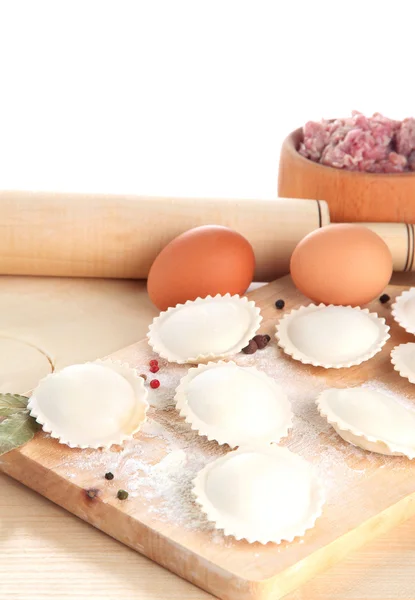 Rohe Knödel und Zutaten auf Holztisch, isoliert auf weiß — Stockfoto