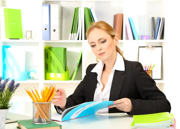 Portrait of teacher woman working in classroom — Stock Photo, Image