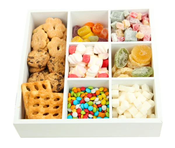 Barevné bonbóny a soubory cookie v bílé dřevěné krabici zblízka — Stock fotografie