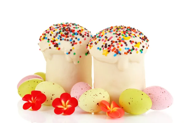 Gâteau de Pâques avec glaçage au sucre et œufs isolés sur blanc — Photo