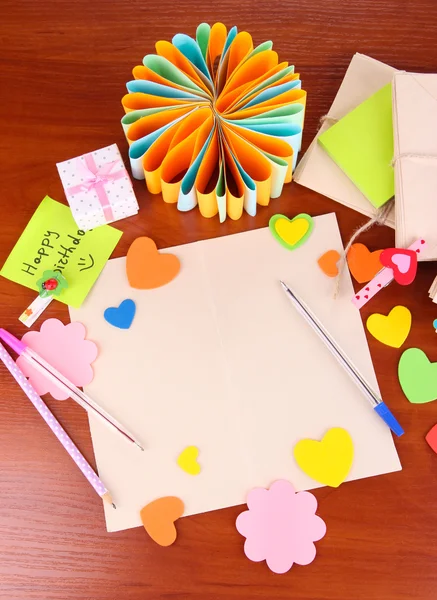 Escribiendo una carta de felicitaciones al Feliz Cumpleaños en la mesa de madera de cerca — Foto de Stock