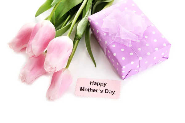 Mooi boeket van roze tulpen en cadeau voor Moederdag, geïsoleerd op wit — Stockfoto