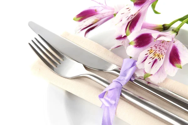 Mesa de comedor festiva con flores aisladas en blanco —  Fotos de Stock