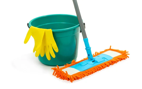 MOP, plastic emmer en rubber handschoenen, geïsoleerd op wit — Stockfoto