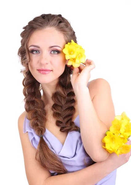 Mujer joven con hermoso peinado y flores, aislado en blanco — Foto de Stock