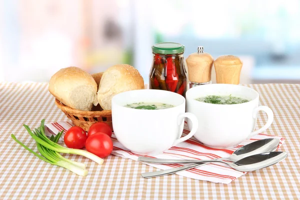 Duftende Suppe in Tassen auf Tisch in Küche — Stockfoto