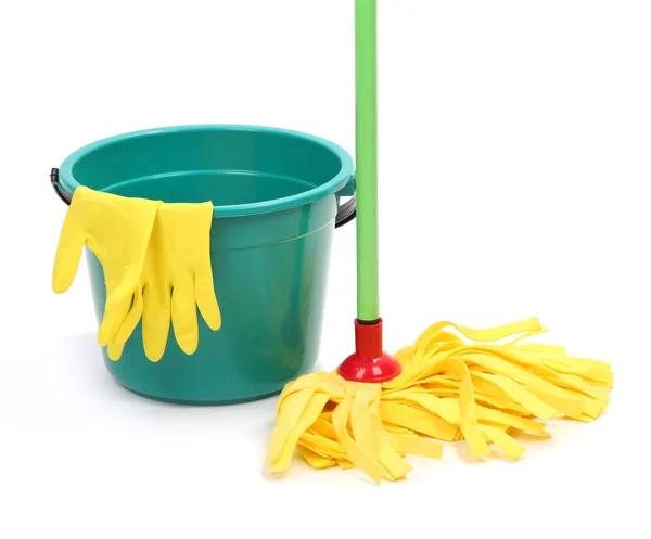 MOP, plastic emmer en rubber handschoenen, geïsoleerd op wit — Stockfoto