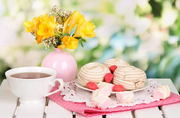 Hermoso conjunto con té en mesa de picnic de madera sobre fondo natural — Foto de Stock