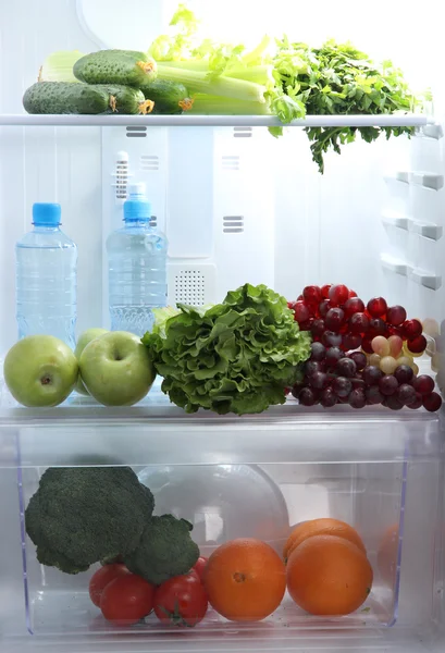 Открытый холодильник с вегетарианской едой — стоковое фото