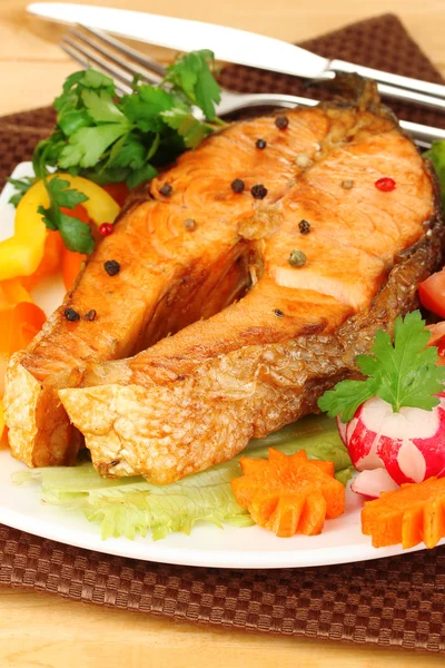 Appetizing grilled salmon with vegetables close up — Stock Photo, Image