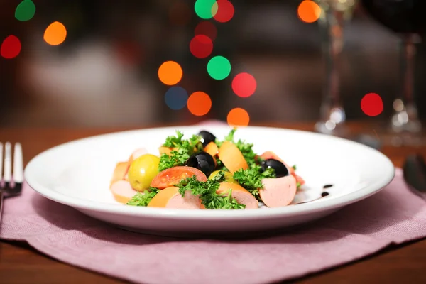 Salada saborosa no fundo escuro com bokeh luzes desfocadas — Fotografia de Stock