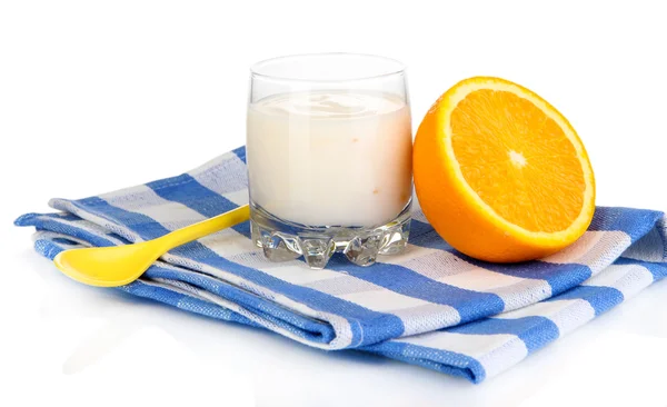 Iogurte delicioso em vidro com laranja isolado em branco — Fotografia de Stock