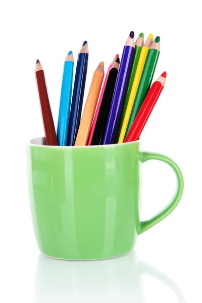 Красочные карандаши в чашке изолированы на белом — стоковое фото
