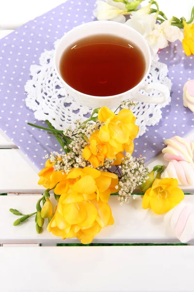 Bella composizione con tazza di tè e marshmallow su tavolo da picnic in legno primo piano — Foto Stock
