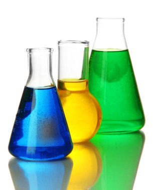 test tüpleri ile üzerine beyaz izole renkli sıvı