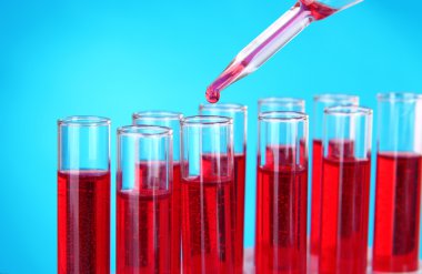 laboratuvar mavi zemin üzerine kan test tüpleri