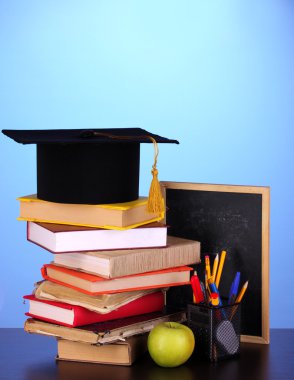 kitap ve magister kap mavi zemin üzerine ahşap masa üzerine okul yönetimi karşı