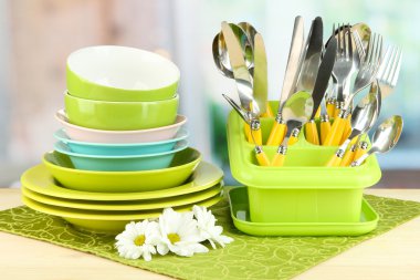 tabak, çatal, bıçak, kaşık ve diğer mutfak malzemesi parlak arka plan üzerinde renkli peçete üzerinde
