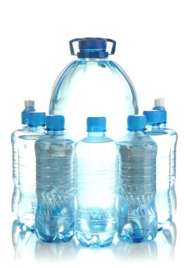 farklı su şişeleri üzerinde beyaz izole