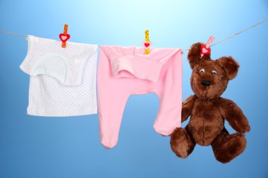 clothesline, renkli arka plan üzerinde asılı bebek giysileri