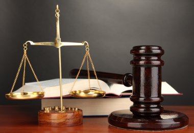 Adalet ve gri arka plan üzerine kitaplar tahta Tokmak, altın ölçekler