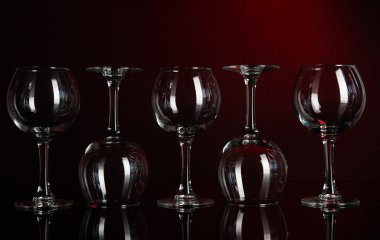koyu kırmızı zemin üzerine gözlük