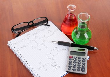 test tüpleri ile renkli sıvılar ve tablo formülleri