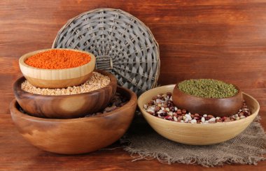 fasulye ahşap zemin üzerinde kase çeşitleri