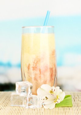 lezzetli meyve yüzlü mavi zemin üzerine masada