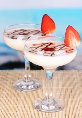 mavi zemin üzerine masada meyve smoothies