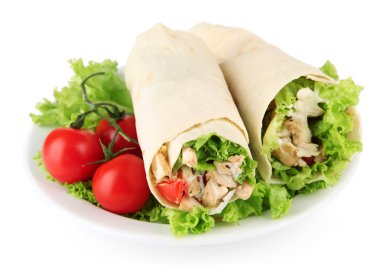 kebap - ızgara et ve sebze, tabakta üzerine beyaz izole