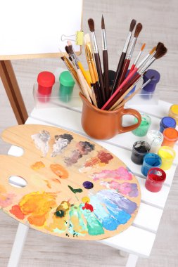 temiz kağıdı ve odada sanat malzemeleri ahşap şövale