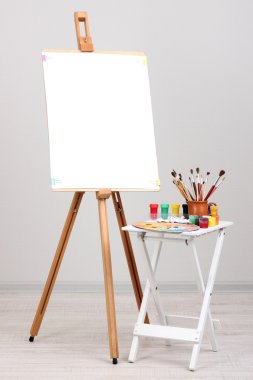 temiz kağıdı ve odada sanat malzemeleri ahşap şövale