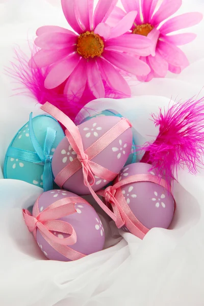 Hermosos huevos de Pascua y plumas decorativas, de cerca —  Fotos de Stock