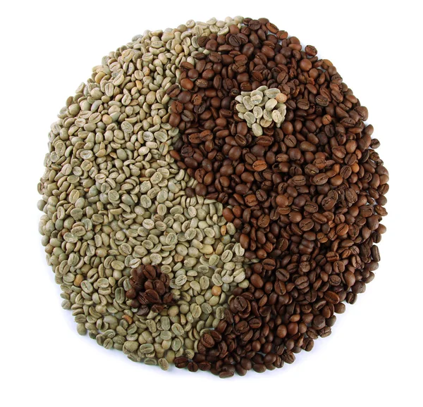 Grains de café verts et bruns (yin yang) isolés sur blanc — Photo