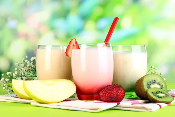 Meyve doğal zemin üzerine ahşap masa üzerine gözlük ile lezzetli yoğurt — Stok fotoğraf