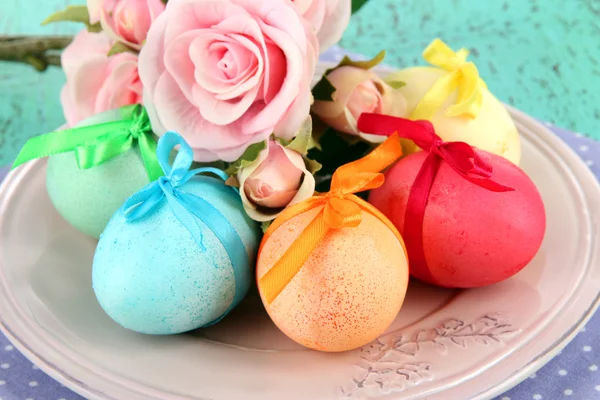 Œufs de Pâques dans une assiette avec serviette et fleurs close-up — Photo